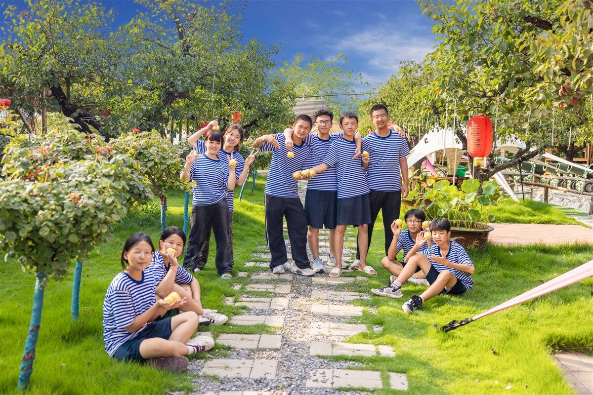 青少年参与成长活动场景