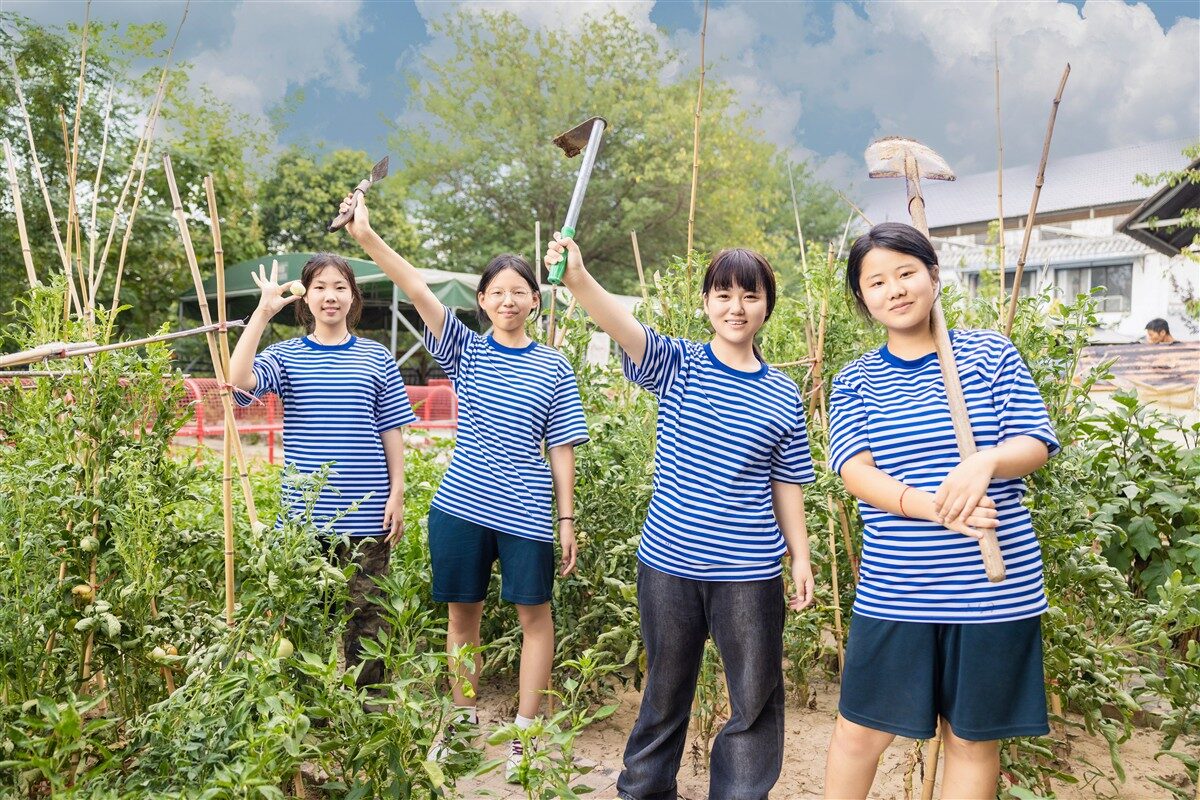 青少年在成长基地参加劳动实践