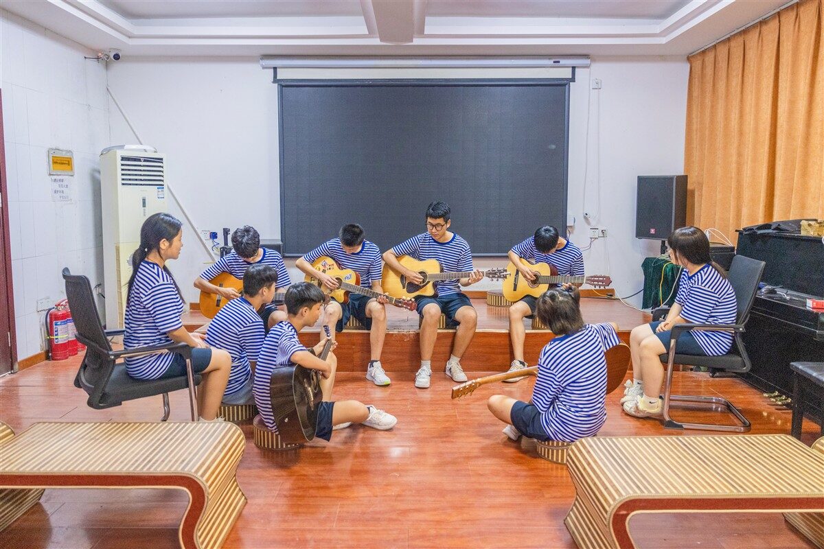 青少年参加音乐兴趣课程